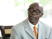 克劳迪娅 瓦伦丁 测试了新助理员工的大黑鸡巴