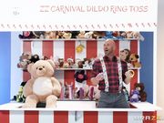 在游乐场里给丈夫戴绿帽子的淫荡妻子