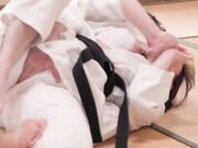 您是否曾经在通过 VR 护目镜观看时将手伸向您面前的胸部 1