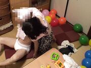 当学校里的爸爸用力戳他的喉咙后部时1