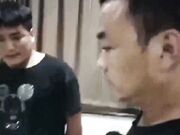 抓奸网爆事件妻子光着身子还要护着情夫看来媳妇是找到真爱了