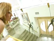 金发花痴莉莉像专业人士一样骑乘大黑屌