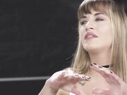 西尔维娅已准备好将巨大的黑色鸡巴深深插入她的屁股