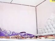 父女乱伦-女儿刚放学回家衣服还没来的及脱就被父亲吃奶摸B 爆操