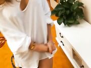 少妇以电视坏了为由骗维修人员来家里修电视 故意穿的很少 这谁能把持住一下就把少妇给上了