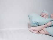 小哥风骚女友 全程露脸让小哥双指抠逼干的哇哇叫 激情上位压在身下爆草抽插