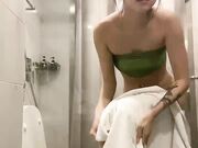 一脸呆萌网红女神 小尺度福利一波 撩起衣服揉捏柰子 多毛骚逼按摩器震动