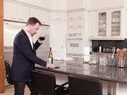 失望的妻子詹妮弗·怀特操了丈夫最好的朋友 作为对他出轨的报复