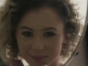 她迫不及待地想在一个大鸡巴陌生人观看时操他