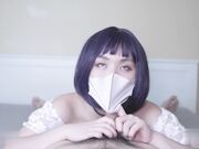 女孩细细观察分析阴茎，粗暴的蹂躏手交和快速的深喉吸允所有的精液并喝下