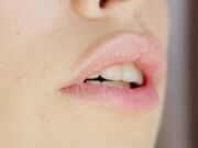 一对姐妹花白嫩肌肤可爱笑容亲密接吻享受表情摩擦阴蒂低声喘息刺激你性神经