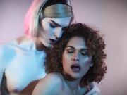 气质黑色吊带连衣裙人妖邀约卷发美妖来家里玩爱爱吃屌互干后门一起爽