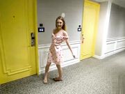 真正的青少年 可爱的金发少女吃屁股并被性交