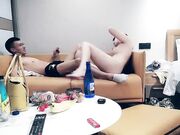 沙发茶几椅子玩出新花样 各种姿势角度眼花缭乱