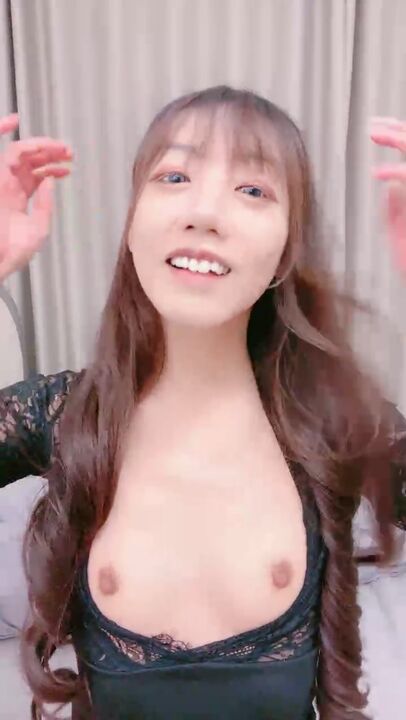 大屌炮友操逼，埋头吃屌深喉，怼入骚穴一顿操，娇喘呻吟不断