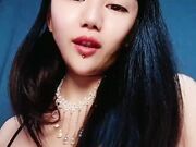 长发飘飘的妹子 性感身材模特身材比基尼超有型阴毛整理过