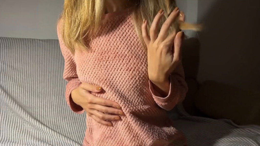 特殊癖好，喜欢在骚逼上磨蹭，隔着内裤抹润滑油，大屌磨来磨去，就喜欢蹭蹭