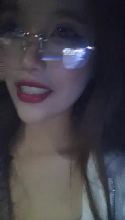 一晚上收入11万金币，【户外裸奔女神】，街头艳遇，搭讪小哥哥，车震来得猝不及防，风骚妩媚小哥哥懵逼了