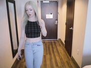 华裔小伙干洋妞_长得像芭比娃娃的少妇熟练毒龙，太反差了