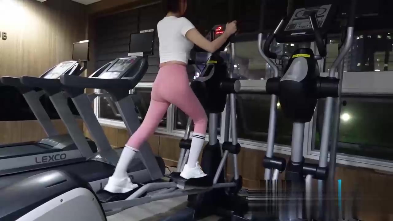 健身房瑜伽裤美女发骚没想到还有这一面