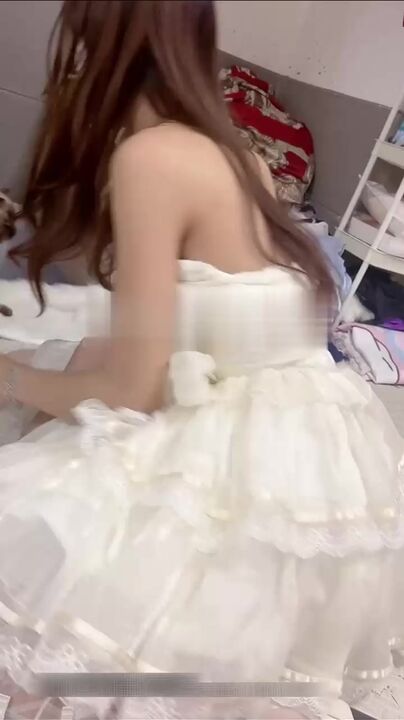 翻起裙子直接草_如玉般的身体！酥到骨头里，乖乖女私下超级反差