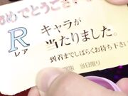 当她小心地舔着每一条皱纹时 她的身体颤抖着