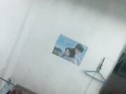 气窗偷拍一对中年夫妇在出租房啪啪 听声音外面还很嘈杂难道不怕发现