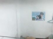 气窗偷拍一对中年夫妇在出租房啪啪 听声音外面还很嘈杂难道不怕发现