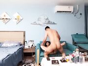 高清拍摄甜美少妇 聊聊天沙发床上轮换着操 抬腿抽插抱着屁股骑坐