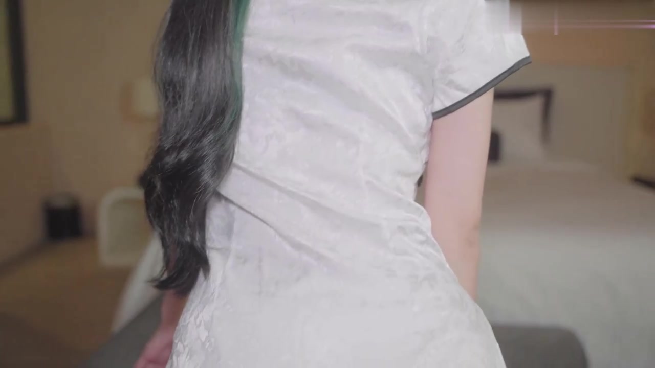 穿旗袍的秘书若隐若现露出嫩乳_诱惑上司开房间加班大战_萌萌的外表的外表做爱很生猛