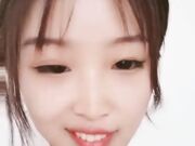 高颜值萌妹子 兜里掏出胡萝卜抽插自慰 近距离特写非常诱人