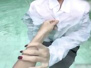 JK制服泳池展示少女的湿身诱惑，没有学会游泳反倒在泳池里被强行中出。在肉棒的抽插中渐入佳境