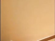 拿着小玩具自慰