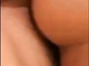 拿着小玩具自慰