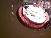 精品酒店大圆床偷拍中年事业男和少妇开房偷情搞完抽口烟