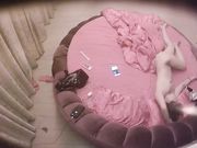 酒店情趣炮房偷拍猥琐锅盖头男和好身材妹子啪啪 战斗力不够要靠用手来满足妹子