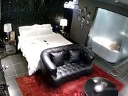 酒店偷拍小伙把身材修长大学女友干的狂叫,听声音都操都哭了,追到卫生间继续干