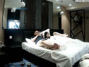 酒店偷拍性感漂亮的小美女被情人操完后自己玩手机,想干时不让操了