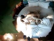 蓝床房偷拍超清纯漂亮大学美女和男友约会开始2人很害羞