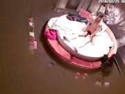 犀牛房大学生眼镜情侣开房性生活洗干净还没干JJ就雄起了口交插入激情四射姿势玩的还挺多肏了妹子2炮还用手机拍