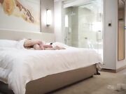 文艺范年轻漂亮的气质美女酒店上门援交被中年男床上床下各种姿势来回爆插