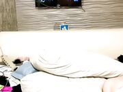 大洋马椅子上掰穴揉搓阴蒂拍打刺激 干净白虎穴 撅起屁股玩肛塞 第一视角口交