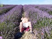 为求刺激蓝天白云来到郊外和大鸡吧男友野战_被操边驱赶蚊虫还要不时观察着来人_上位打桩无套内射白虎