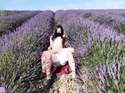 为求刺激蓝天白云来到郊外和大鸡吧男友野战_被操边驱赶蚊虫还要不时观察着来人_上位打桩无套内射白虎