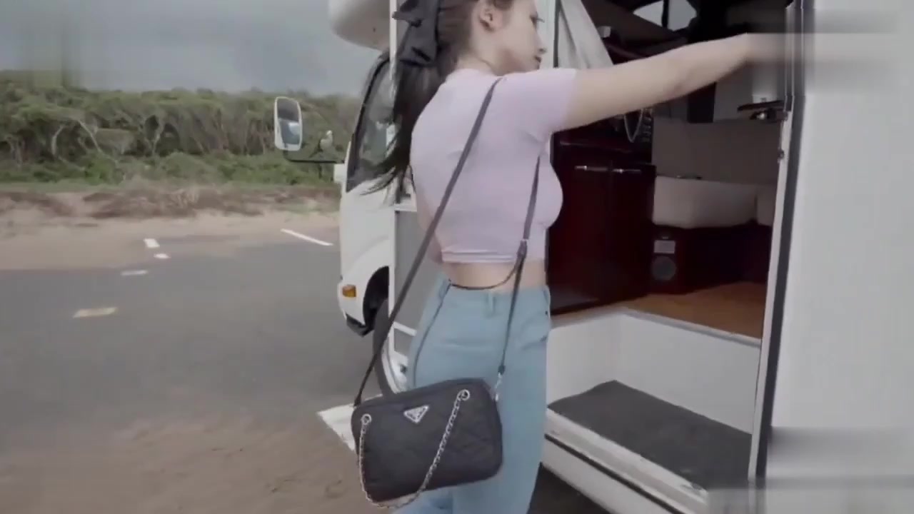 漂亮美女吃鸡啪啪_身材超棒_前凸后翘_奶大屁屁大_大白天在野外房车上被黑祖宗无套输出