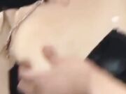 广州母狗闺蜜双飞，无套插粉能馒头逼！双双被颜射，满满的精液涂一脸