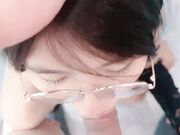 学生制服眼镜小骚货 无毛肥穴手指猛扣 扒开丁字裤特写 假屌后入深插