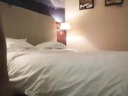 流水线约外围 前脚刚走 另一个已到楼下 肤白貌美 饱满胸部 极品尤物脱光干一炮