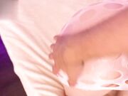 他用油涂抹了我的全身 在阴部里狠狠地操了我一顿