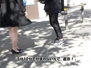 舔遍了每一个角落 大量的唾液与肉棒和打手枪交织在一起